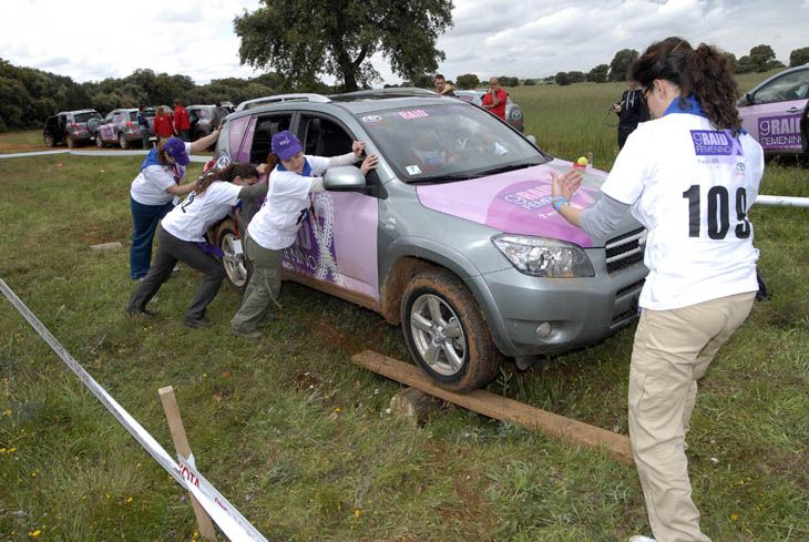 Las participantes aprenden a sacar un todo camino de una zanja.