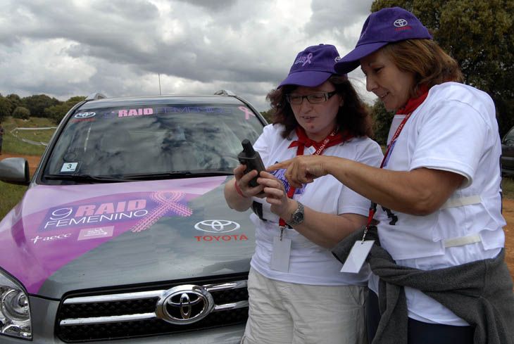 Cuidado con perderse, dos de las participantes planifican la ruta.
