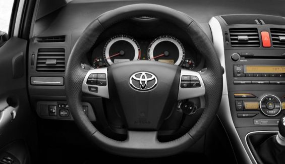 Nuevo volante de cuero de sección inferior plana e iluminación más visible de la instrumentación en el Toyota Auris. Nuevo volante de cuero de sección inferior plana e iluminación más visible de la instrumentación en el Toyota Auris.