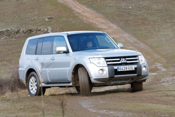 Mitsubishi Montero 3.2 DI-D 5p vs Toyota Land Cruiser D-4D 5p