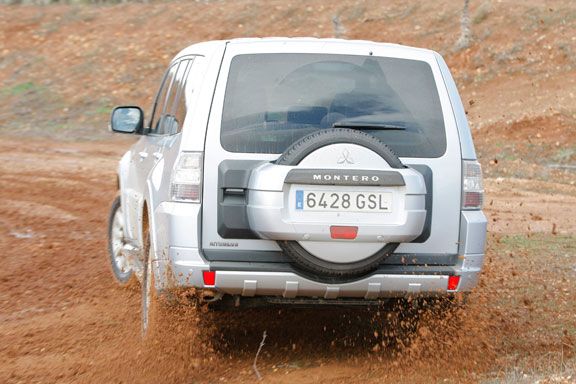 Mitsubishi Montero 3.2 DI-D 5p vs Toyota Land Cruiser D-4D 5p