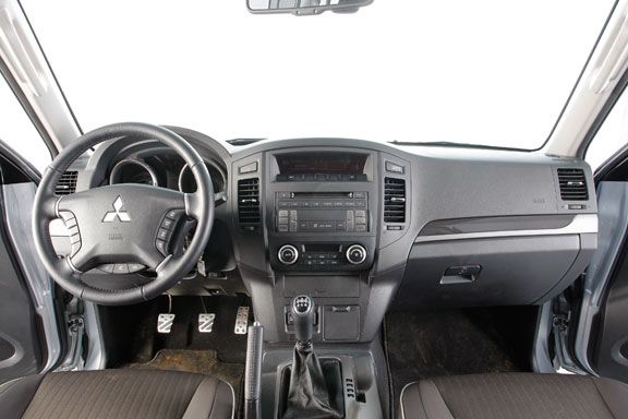 Mitsubishi Montero 3.2 DI-D 5p vs Toyota Land Cruiser D-4D 5p