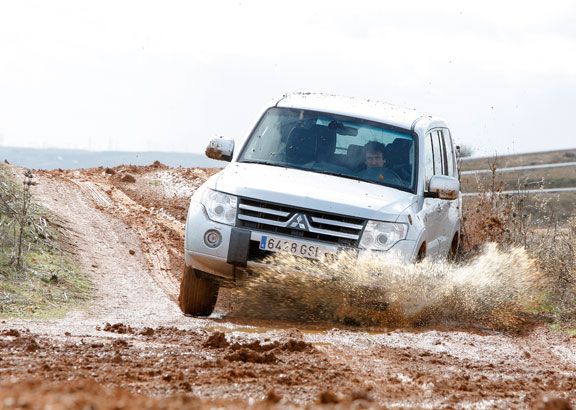 Mitsubishi Montero 3.2 DI-D 5p vs Toyota Land Cruiser D-4D 5p