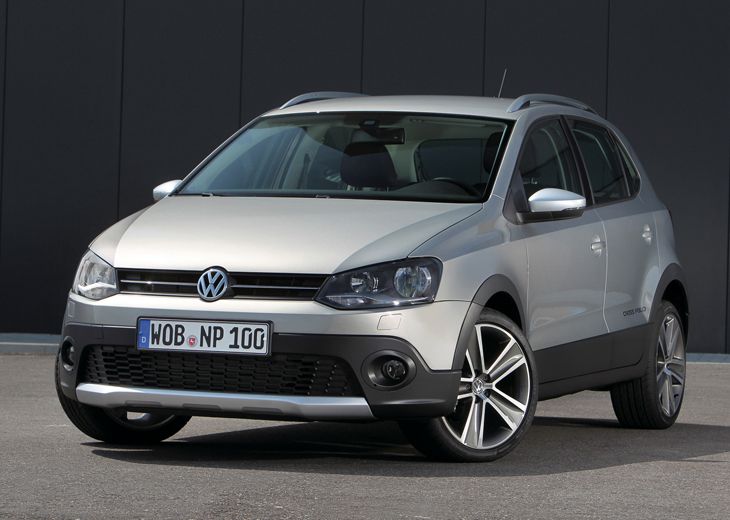 Conserva la cara del VW Polo, pero el Cross Polo eleva su carrocería y añade ornamentos todo terreno.
