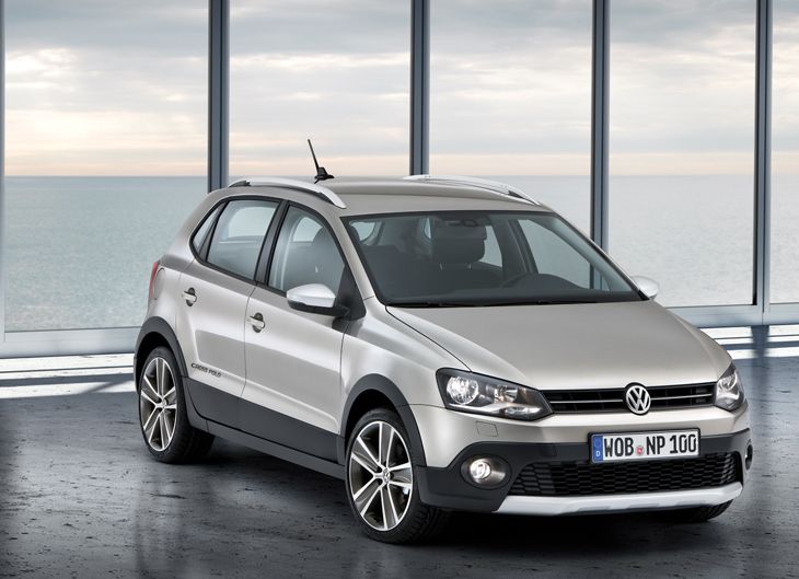 Gran entrada de aire frontal y antinieblas integrados en los laterales del nuevo VW Cross Polo.