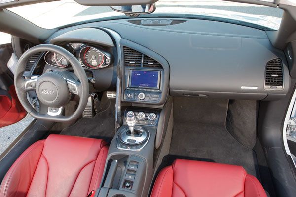 Audi R8 5.2 FSi Spyder vs Porsche 911 Turbo Cabrio