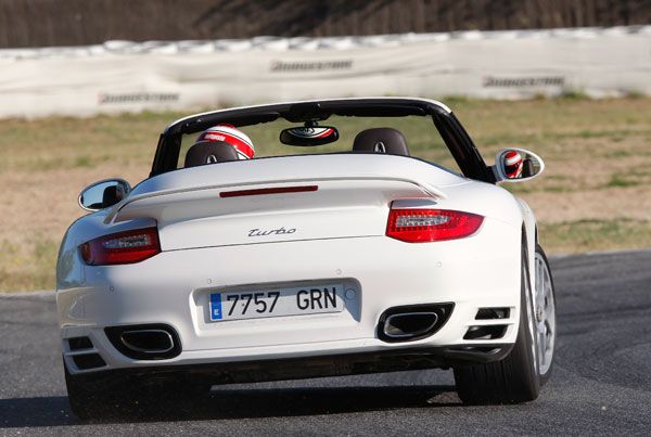 Audi R8 5.2 FSi Spyder vs Porsche 911 Turbo Cabrio