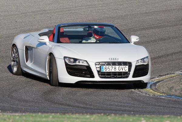 Audi R8 5.2 FSi Spyder vs Porsche 911 Turbo Cabrio