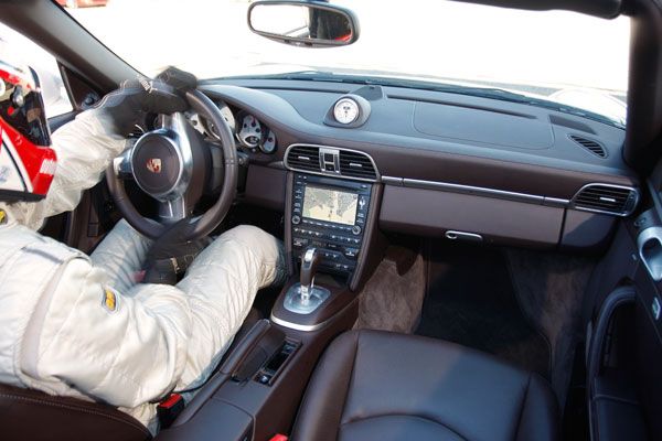 Audi R8 5.2 FSi Spyder vs Porsche 911 Turbo Cabrio