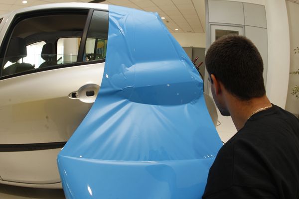 Cómo poner vinilos en tu coche