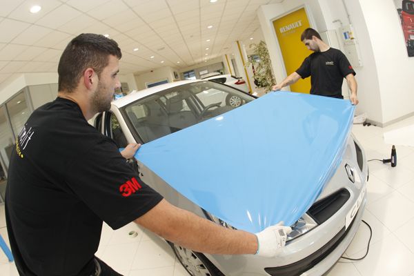 Cómo poner vinilos en tu coche