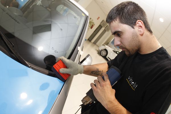 Cómo poner vinilos en tu coche