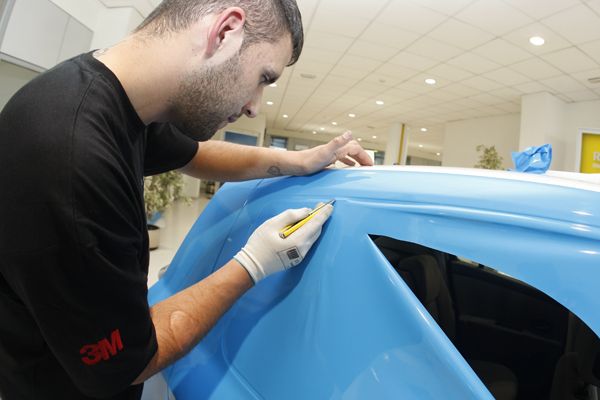 Cómo poner vinilos en tu coche