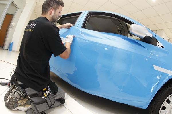 Cómo poner vinilos en tu coche