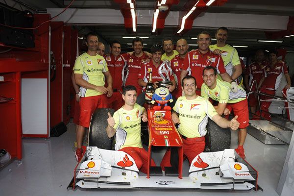Fiesta en el box de Ferrari al término de la carrera