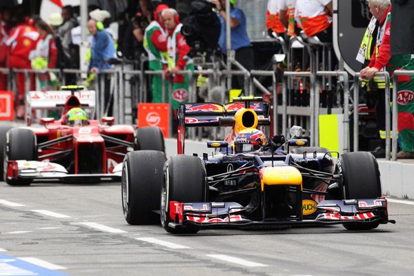 Mark Webber, ganador de la última carrera, saliendo de boxes
