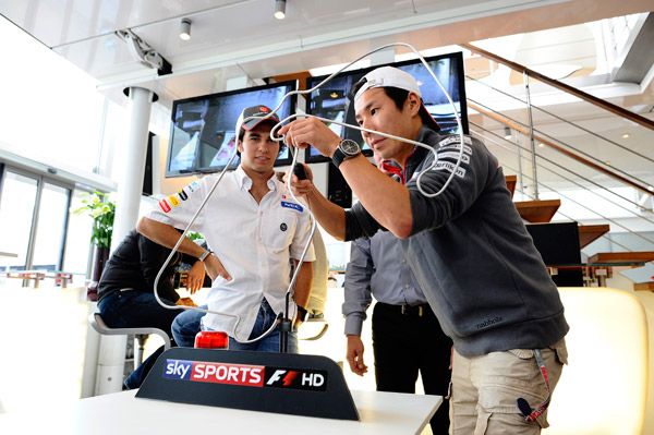 Los pilotos de Sauber, en un evento con una televisión