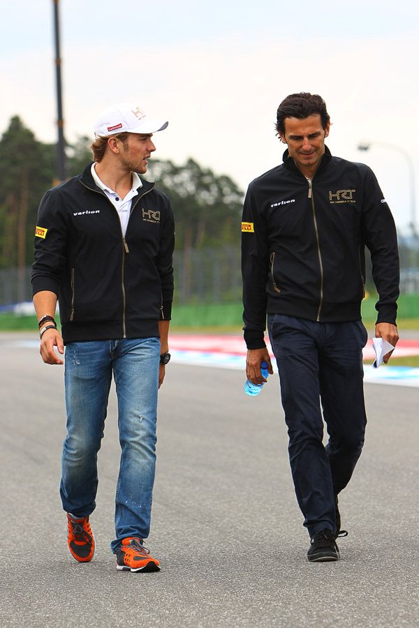 Dani Clos y Pedro de la Rosa, dando una vuelta a pie al circuito