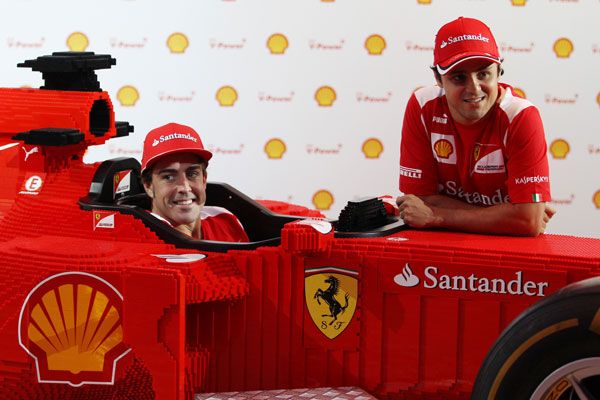 Alonso y Massa, junto a un Ferrari hecho de Lego