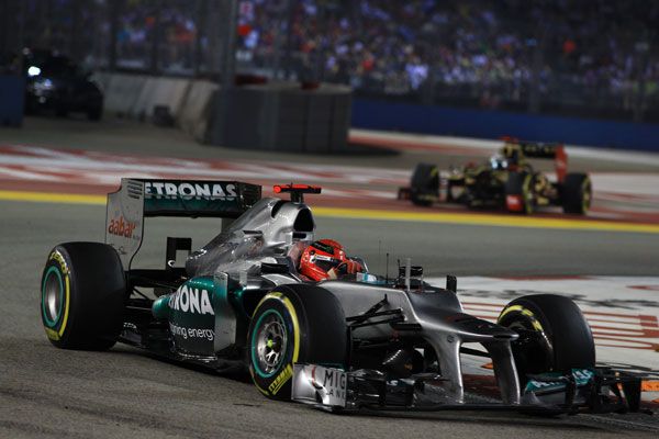 Schumacher volvió a hacer una de las suyas y se llevó por delante a Vergne