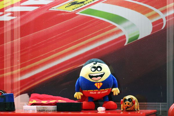 Los amuletos de Alonso le siguen por todas las carreras del Mundial