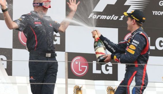 Adrian Newey sorprendió a todos en el podio con unas gafas de mecánico para cubrirse del champagne Adrian Newey sorprendió a todos en el podio con unas gafas de mecánico para cubrirse del champagne