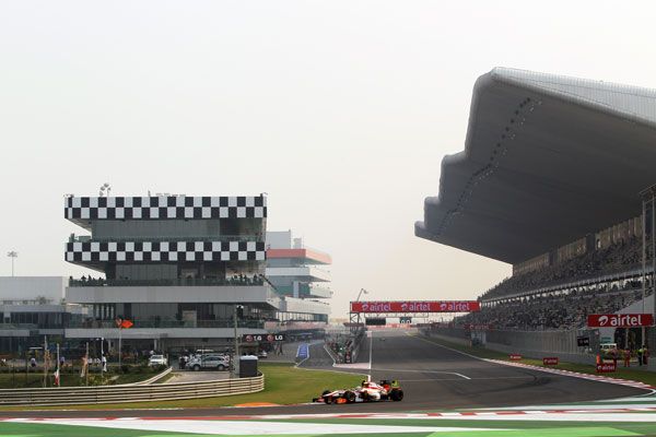 Karthikeyan, afrontando la primera curva en los libres del viernes