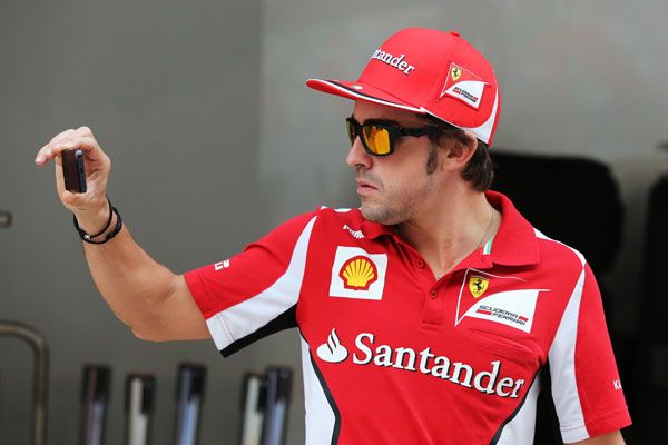 Fernando Alonso, muy asiduo a las redes sociales desde su móvil