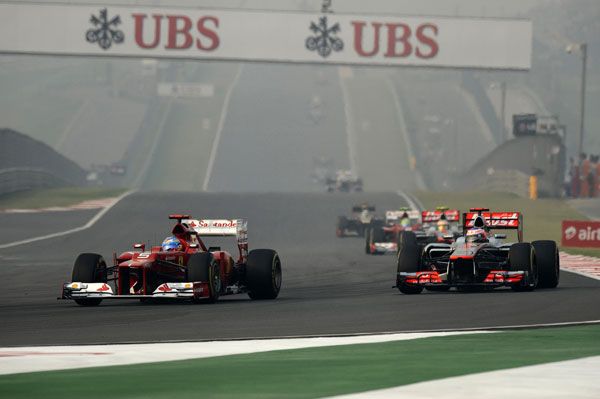 Fernando Alonso adelantó a Button aprovechando la mayor velocidad punta de su Ferrari