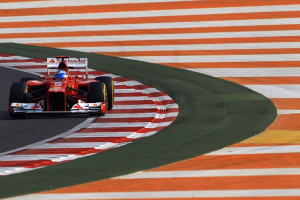 Alonso saldrá 5º en la India, lejos de su rival por el Mundial, Vettel