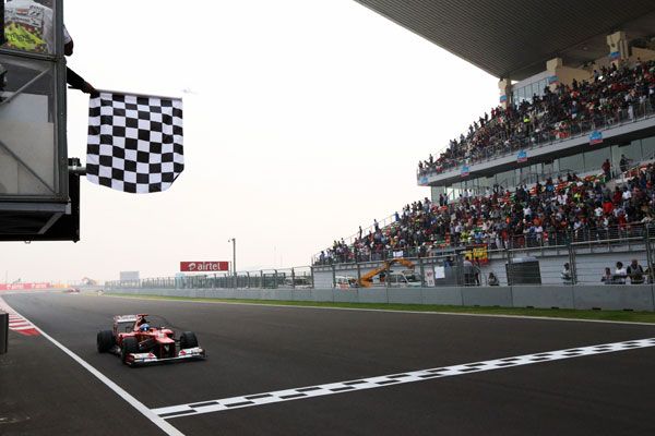 Alonso salvó los muebles acabando segundo, tras una gran remontada desde la quinta posición