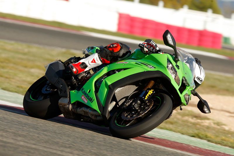 Nissan Juke-R vs Kawasaki ZX-10R: Ninja vs Godzilla