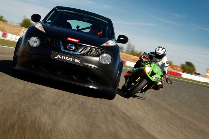 Nissan Juke-R vs Kawasaki ZX-10R: Ninja vs Godzilla