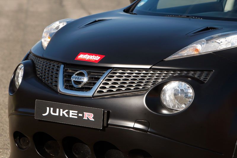 Nissan Juke-R vs Kawasaki ZX-10R: Ninja vs Godzilla