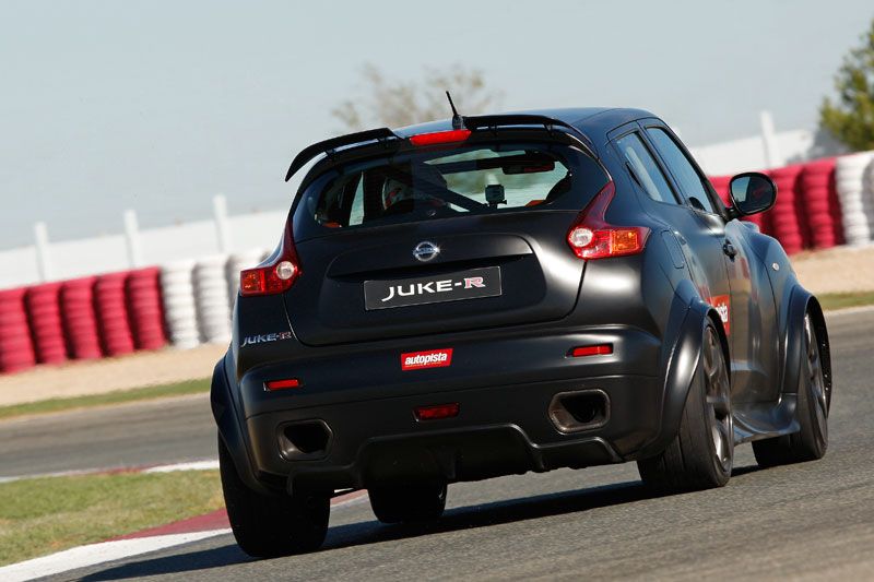 Nissan Juke-R vs Kawasaki ZX-10R: Ninja vs Godzilla