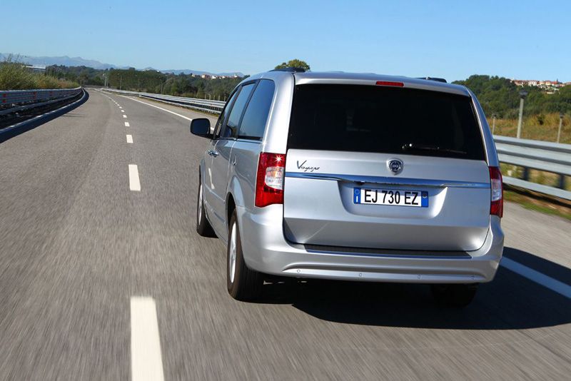 Nuevo Lancia Voyager 2013