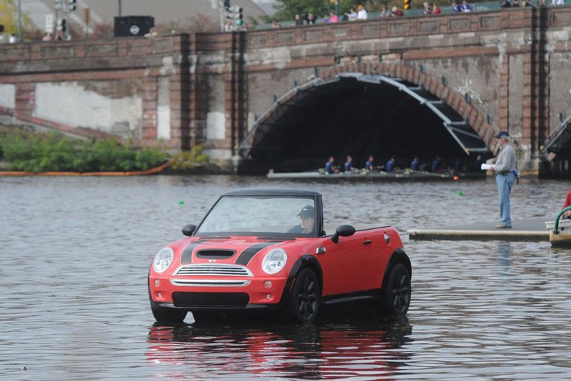 Un Mini Convertible en forma de bote