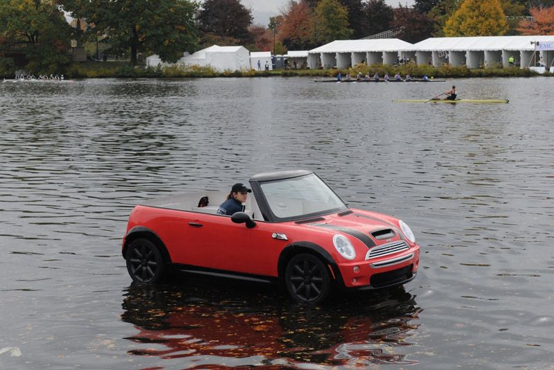 Un Mini Convertible en forma de bote