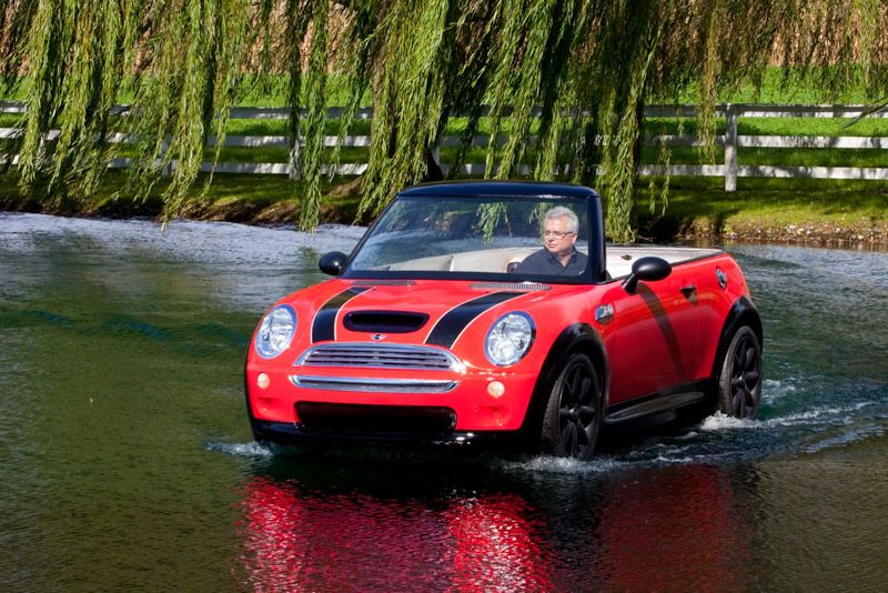 Un Mini Convertible en forma de bote