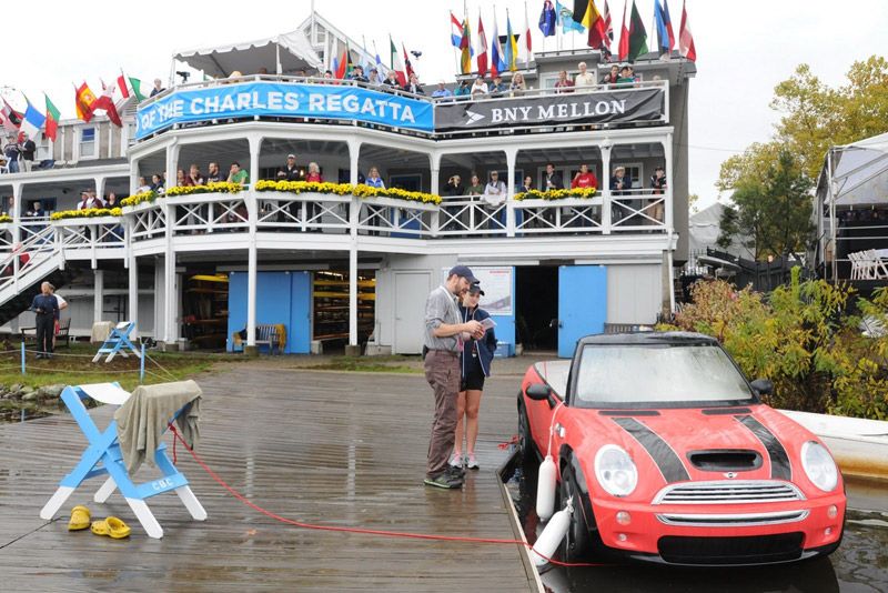 Un Mini Convertible en forma de bote