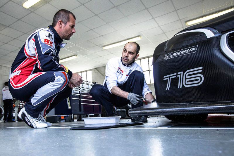 Sébastien Loeb y el Peugeot 208 T16 Pikes Peak