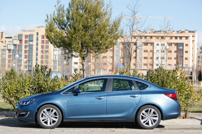 Opel Astra Sedán 1.7 CDTI vs Skoda Rapid 1.6 TDI