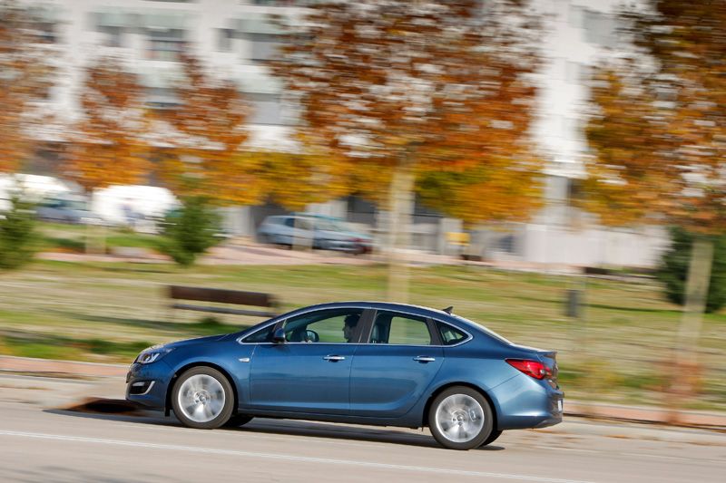 Opel Astra Sedán 1.7 CDTI vs Skoda Rapid 1.6 TDI