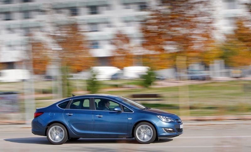 Opel Astra Sedán 1.7 CDTI vs Skoda Rapid 1.6 TDI