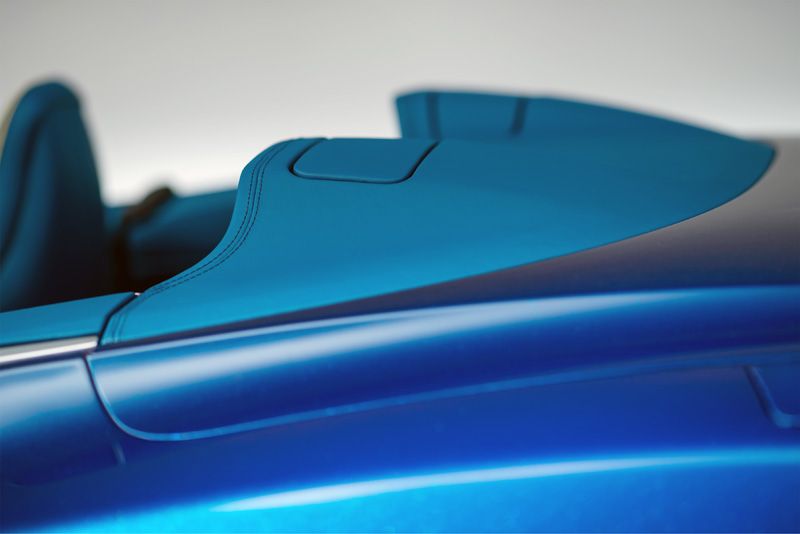 Aston Martin Vanquish Volante, arte al aire libre