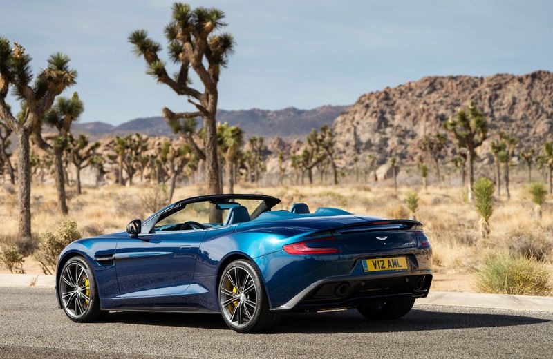 Aston Martin Vanquish Volante, arte al aire libre