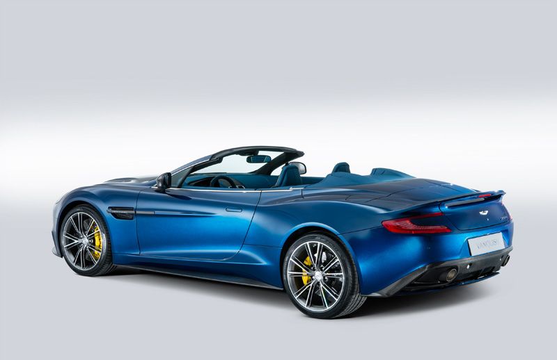 Aston Martin Vanquish Volante, arte al aire libre