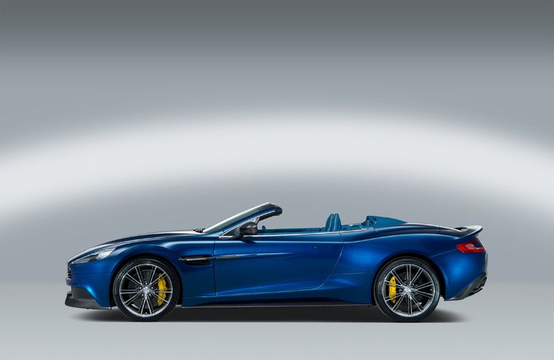 Aston Martin Vanquish Volante, arte al aire libre