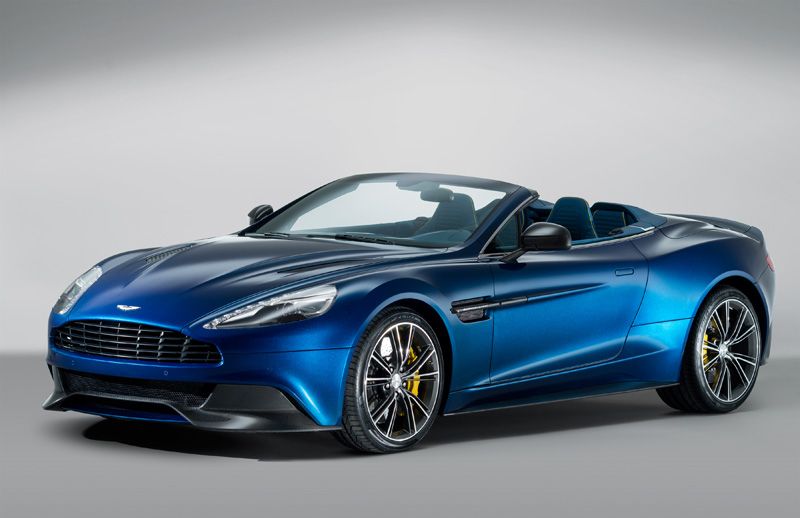 Aston Martin Vanquish Volante, arte al aire libre