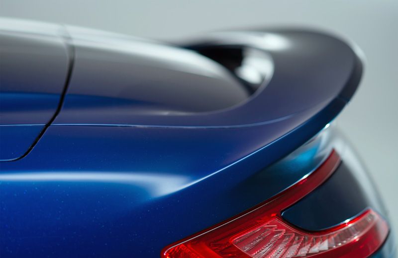 Aston Martin Vanquish Volante, arte al aire libre